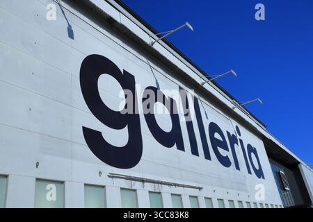 Galleria-Schild an einer Wand draußen. Schwedisches Einkaufszentrum namens Bromma Blocks. Klarer blauer Himmel. Stockholm, Schweden. Stockfoto