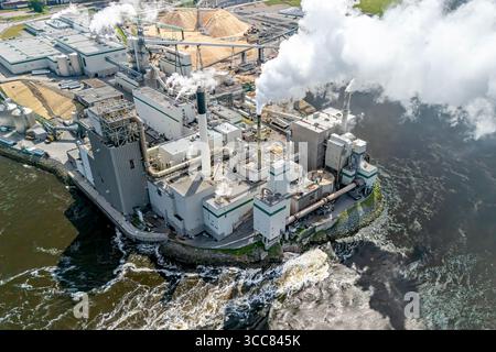 Saint John, NB, Kanada - 5. Juli 2025: Ein Blick aus der Vogelperspektive auf die Zellstofffabrik Irving bei Reversing Falls. Rauch spuckt aus den Schornsteinen. Sonniger Tag. Stockfoto