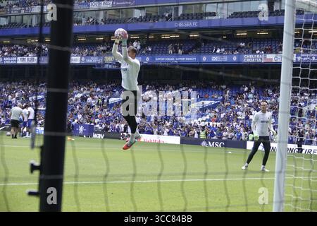 Chelsea, London, Großbritannien. August 2025. Robert Sanchez wärmt sich vor dem Chelsea Football Club gegen den AC Milan während des ÔVisit Malta WeekenderÕ Friendly in Stamford Bridge, London, UK Credit: Motofoto/Alamy Live News Stockfoto