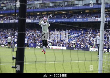 Chelsea, London, Großbritannien. August 2025. Robert Sanchez wärmt sich vor dem Chelsea Football Club gegen den AC Milan während des ÔVisit Malta WeekenderÕ Friendly in Stamford Bridge, London, UK Credit: Motofoto/Alamy Live News Stockfoto