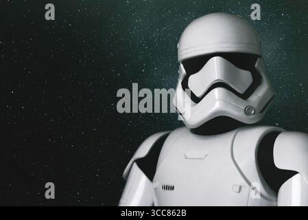 Nahaufnahme der Star Wars First Order Stormtrooper Actionfigur aus der Star Wars-Filmsaga und Platz für Text auf dunklem Hintergrund. Illustrat Stockfoto