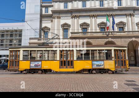 Alte gelbe italienische Straßenbahn Italien. Straßenbahnlinie auf der Straße. Mailand - 17. Juli 2025. Stockfoto
