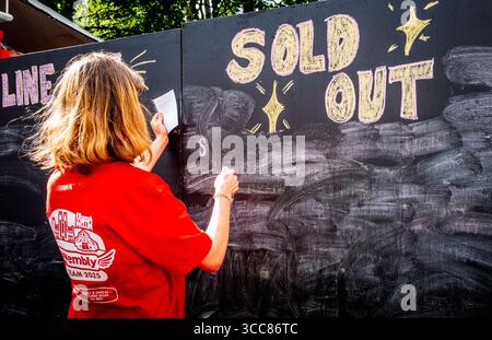 Eine Frau, die das AUSVERKAUFTE Brett beim Edinburgh Festival Fringe am George Square, Edinburgh, markiert Stockfoto