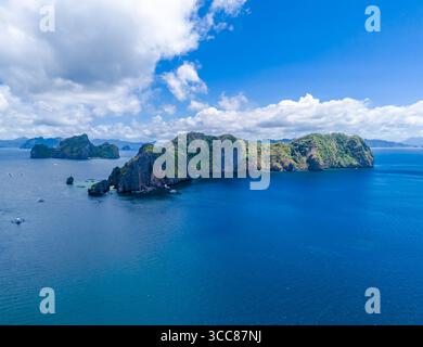 Inselhopping in El Nido, Palawan, philippinischem Archipel. Tour A, B, C, D mit traditionellen philippinischen Booten. Drohnenansicht aus der Luft Stockfoto