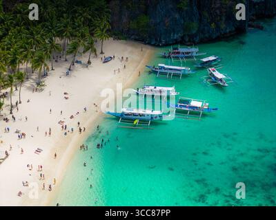 Inselhopping in El Nido, Palawan, philippinischem Archipel. Tour A, B, C, D mit traditionellen philippinischen Booten. Drohnenansicht aus der Luft Stockfoto