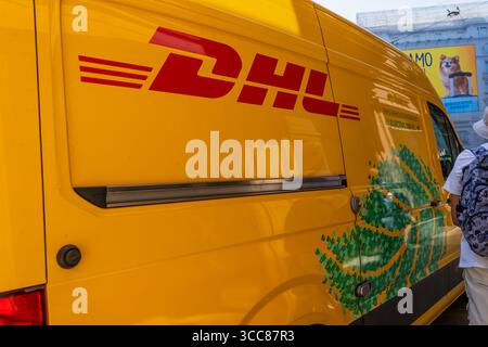 Gelber Autobus DHL. Italien, Mailand - 17. Juli 2025 Stockfoto