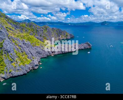 Inselhopping in El Nido, Palawan, philippinischem Archipel. Tour A, B, C, D mit traditionellen philippinischen Booten. Drohnenansicht aus der Luft Stockfoto