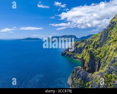 Inselhopping in El Nido, Palawan, philippinischem Archipel. Tour A, B, C, D mit traditionellen philippinischen Booten. Drohnenansicht aus der Luft Stockfoto