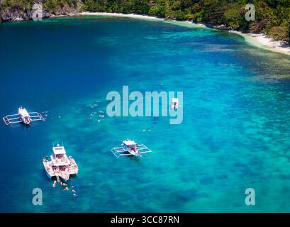 Inselhopping in El Nido, Palawan, philippinischem Archipel. Tour A, B, C, D mit traditionellen philippinischen Booten. Drohnenansicht aus der Luft Stockfoto