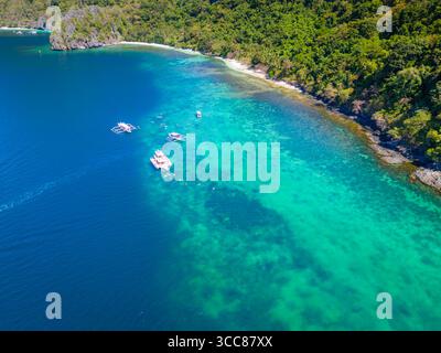 Inselhopping in El Nido, Palawan, philippinischem Archipel. Tour A, B, C, D mit traditionellen philippinischen Booten. Drohnenansicht aus der Luft Stockfoto