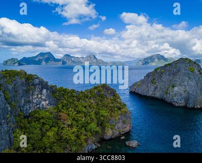 Inselhopping in El Nido, Palawan, philippinischem Archipel. Tour A, B, C, D mit traditionellen philippinischen Booten. Drohnenansicht aus der Luft Stockfoto