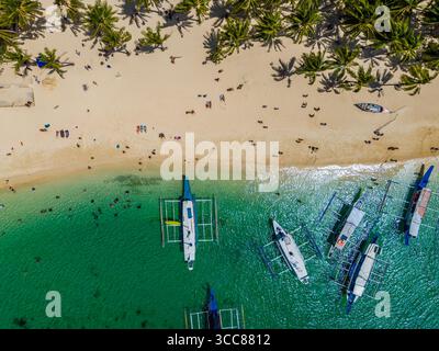 Inselhopping in El Nido, Palawan, philippinischem Archipel. Tour A, B, C, D mit traditionellen philippinischen Booten. Drohnenansicht aus der Luft Stockfoto