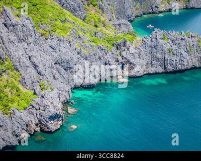 Inselhopping in El Nido, Palawan, philippinischem Archipel. Tour A, B, C, D mit traditionellen philippinischen Booten. Drohnenansicht aus der Luft Stockfoto