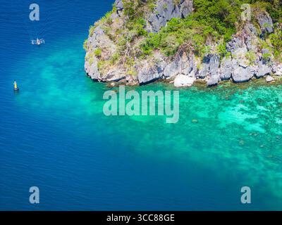 Paradiesischer Strand auf Cadlao Island, El Nido, Palawan, Philippinen. Drohnenansicht des Archipels von Inselhüpftouren auf den Philippinen Stockfoto