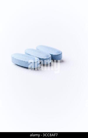 Multivitamintabletten auf hellem Papierhintergrund. Nahaufnahme. Kopierbereich Stockfoto