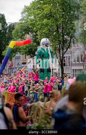 Amsterdam, Niederlande - 2. August 2025: Niederländisches Verteidigungspersonal tanzt und feiert auf dem Boot während der Pride Amsterdam Parade, um die Akzeptanz zu erhöhen Stockfoto