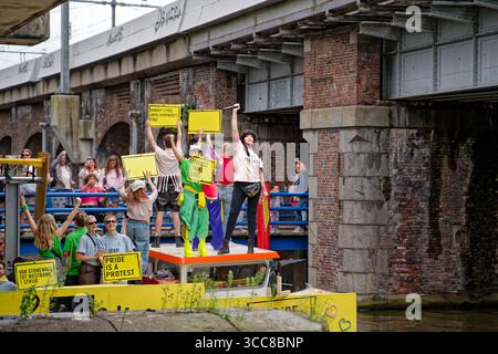 Amsterdam, Niederlande - 2. August 2025: Boat Amnesty International während Pride Amsterdam Protest gegen Hauptsponsor Booking.com Stockfoto