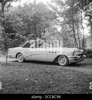 Ein Schwarzweißfoto aus dem Jahr 1952, das einen Buick Roadmaster-Wagen zeigt. Stockfoto