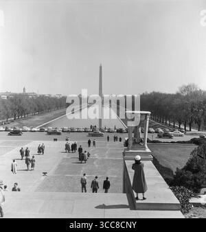 Vintage 1952 Schwarzweiß-Fotografie des Lincoln Memorial Grounds am Lincoln Memorial in Washington DC. Foto zeigt viele Menschen, die auf dem Gelände spazieren gehen. Stockfoto