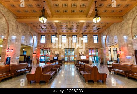 Portland, Oregon – 22. Juni 2025: Das historische Innere der Portland Union Station in Portland, Oregon, USA. Der große Saal verfügt über Marmorwände, eine kunstvolle Decke und Holzbänke Stockfoto