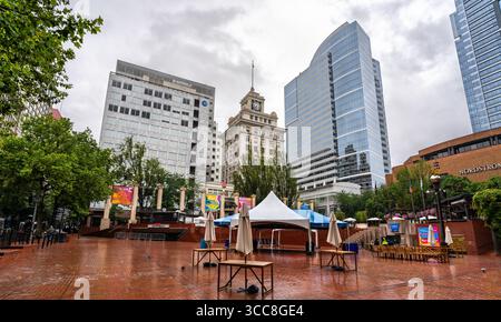 Portland, Oregon – 21. Juni 2025: Der Pionier Courthouse Square, bekannt als Portland's Wohnzimmer, an einem nassen, regnerischen Tag mit Zelten und Tischen für eine Veranstaltung Stockfoto