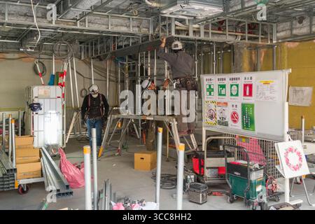 Bauarbeiter, die an Metallrahmen in neuen Einzelhandelsräumen arbeiten, Cat Street, Jingumae, Shibuya City, Tokio, Kantō, Honshu, Japan Stockfoto