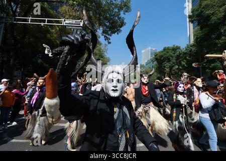 Nicht exklusiv: Eine als Teufel getarnte Person nimmt an der Mega Calenda-Parade 2025 Teil, als Teil des Internationalen Tages der Ureinwohner der Welt Stockfoto