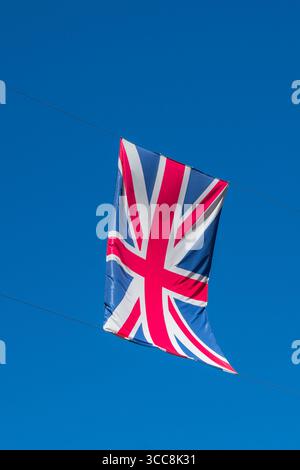 Englische Flagge „union Jack“, Symbol Vereinigtes Königreich vor klarem blauem Himmel Stockfoto