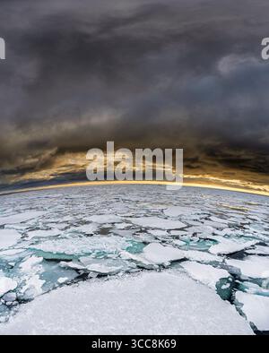 Panoramablick über gefrorenes Meer und Packeis im Norden von Svalbard, der Weitwinkelblick auf den Horizont betont die Krümmung der Erde Stockfoto
