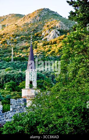 Islamische Moschee Minaretttempel in der Stadt Bar in Montenegro, Bergblick Hintergrund Stockfoto