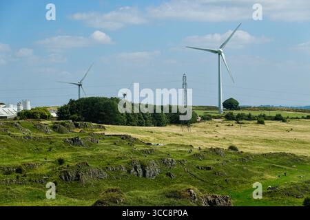 Windturbinen in der Nähe von Harboro Rocks in Brassington, Derbyshire, England Stockfoto