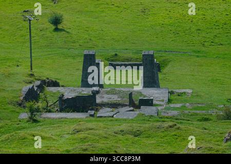 Surreale Betonkonstruktionen der alten Golconda Mine Lead Crushing Plant Harboro Rocks in Brassington, Derbyshire, England Stockfoto Surreale Betonkonstruktionen der alten Golconda Mine Lead Crushing Plant Harboro Rocks in Brassington, Derbyshire, England Stockfoto