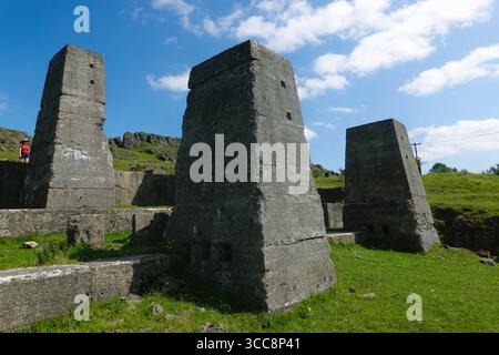 Surreale Betonkonstruktionen der alten Golconda Mine Lead Crushing Plant Harboro Rocks in Brassington, Derbyshire, England Stockfoto Surreale Betonkonstruktionen der alten Golconda Mine Lead Crushing Plant Harboro Rocks in Brassington, Derbyshire, England Stockfoto