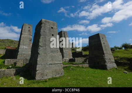 Surreale Betonkonstruktionen der alten Golconda Mine Lead Crushing Plant Harboro Rocks in Brassington, Derbyshire, England Stockfoto Surreale Betonkonstruktionen der alten Golconda Mine Lead Crushing Plant Harboro Rocks in Brassington, Derbyshire, England Stockfoto