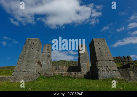 Surreale Betonkonstruktionen der alten Golconda Mine Lead Crushing Plant Harboro Rocks in Brassington, Derbyshire, England Stockfoto Surreale Betonkonstruktionen der alten Golconda Mine Lead Crushing Plant Harboro Rocks in Brassington, Derbyshire, England Stockfoto