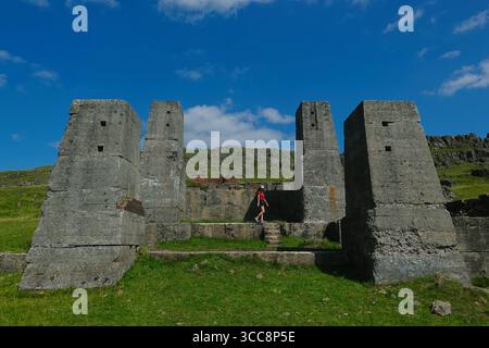 Surreale Betonkonstruktionen der alten Golconda Mine Lead Crushing Plant Harboro Rocks in Brassington, Derbyshire, England Stockfoto Surreale Betonkonstruktionen der alten Golconda Mine Lead Crushing Plant Harboro Rocks in Brassington, Derbyshire, England Stockfoto