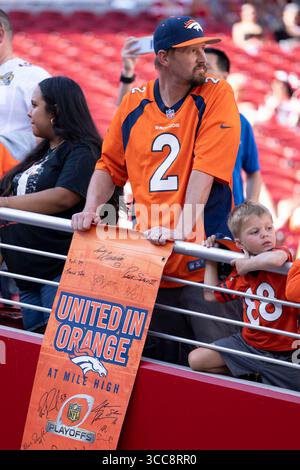 August 2025; Santa Clara, Kalifornien, USA; der Denver Broncos Fan wartet vor dem Beginn des ersten Viertels gegen die San Francisco 49ers im Levi’s Stadion auf die Spieler, die den Tunnel betreten. Obligatorisch (Stan Szeto / Bild von Sport) Stockfoto