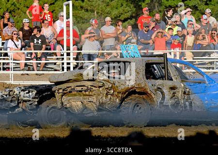 EMPORIA KANSAS, USA - 9. AUGUST 2025 Drivers treten im Demolition Derby an und ist die letzte Show, die die jährliche Lyon County Messe beendet, die eine große Menge von über tausend Fans anzog Stockfoto