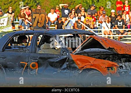 EMPORIA KANSAS, USA - 9. AUGUST 2025 Drivers treten im Demolition Derby an und ist die letzte Show, die die jährliche Lyon County Messe beendet, die eine große Menge von über tausend Fans anzog Stockfoto