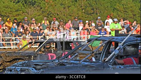 EMPORIA KANSAS, USA - 9. AUGUST 2025 Drivers treten im Demolition Derby an und ist die letzte Show, die die jährliche Lyon County Messe beendet, die eine große Menge von über tausend Fans anzog Stockfoto