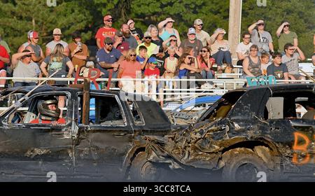 EMPORIA KANSAS, USA - 9. AUGUST 2025 Drivers treten im Demolition Derby an und ist die letzte Show, die die jährliche Lyon County Messe beendet, die eine große Menge von über tausend Fans anzog Stockfoto