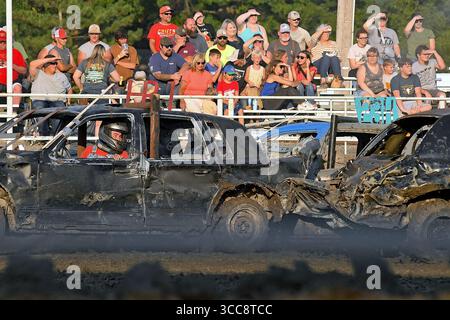 EMPORIA KANSAS, USA - 9. AUGUST 2025 Drivers treten im Demolition Derby an und ist die letzte Show, die die jährliche Lyon County Messe beendet, die eine große Menge von über tausend Fans anzog Stockfoto