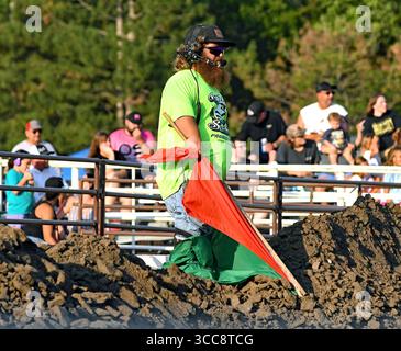 EMPORIA KANSAS, USA - 9. AUGUST 2025 Sicherheitsflagman beobachtet das Demolition Derby und ist die letzte Show, die die jährliche Lyon County Messe beendet, die eine große Menge von über tausend Fans anzog Stockfoto