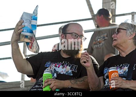 EMPORIA KANSAS, USA - 9. AUGUST 2025 Mann zeigt seinen Hut aus Pappbierkarton beim Demolition Derby, der die jährliche Lyon County Messe beendet, die eine große Menge von über tausend Fans anzog Stockfoto