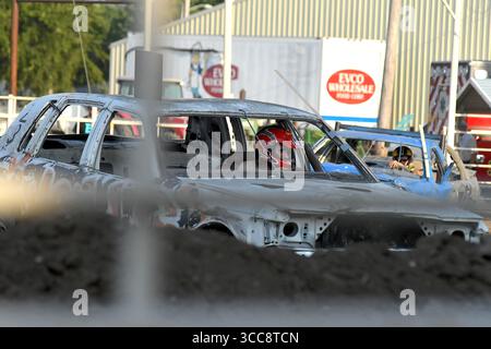 EMPORIA KANSAS, USA - 9. AUGUST 2025 Drivers treten im Demolition Derby an und ist die letzte Show, die die jährliche Lyon County Messe beendet, die eine große Menge von über tausend Fans anzog Stockfoto