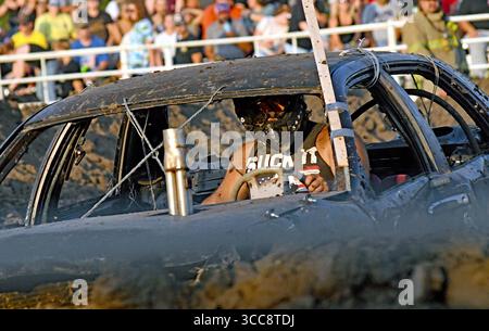 EMPORIA KANSAS, USA - 9. AUGUST 2025 Drivers treten im Demolition Derby an und ist die letzte Show, die die jährliche Lyon County Messe beendet, die eine große Menge von über tausend Fans anzog Stockfoto