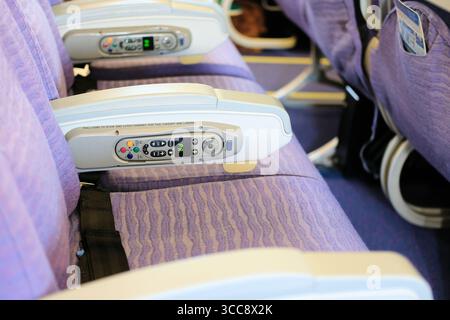 Armlehnentelefonkonsole mit einziehbarer Handsprecheinheit bei einem Airbus A330-300 von China Airlines; veraltete Technologie in der Handyzeit. Stockfoto