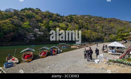 Traditionelle japanische Flachboden-Tour-Boote am Kiesstrand auf dem Katsura River, Hozugawa River Boat Ride Destination Point, Sagakamenoocho, Ukyo war Stockfoto