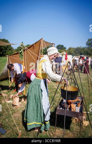 Der Sealed Knot führte den Bürgerkrieg von Culcheth im 17. Jahrhundert in Cheshire nach, in dem Royalisten und Parlamentarier in der Schlacht zusammenstießen. Stockfoto
