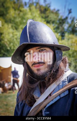Der Sealed Knot führte den Bürgerkrieg von Culcheth im 17. Jahrhundert in Cheshire nach, in dem Royalisten und Parlamentarier in der Schlacht zusammenstießen. Stockfoto